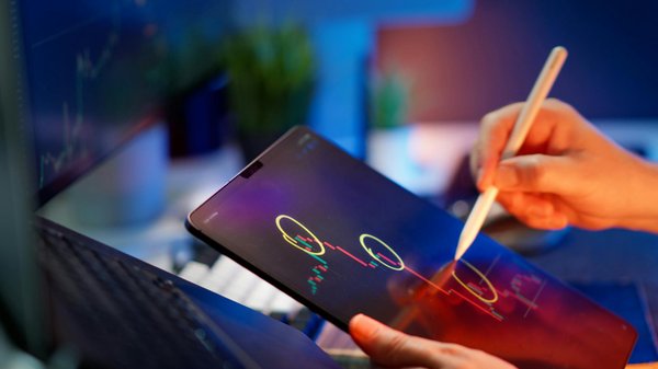 Quels sont les meilleurs réglages pour améliorer la qualité audio lors de l'enregistrement de podcasts sur un iPhone 13 Pro ?