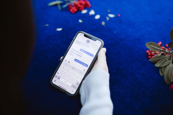 Comparer RCS et SMS pour optimiser vos envois de messages
